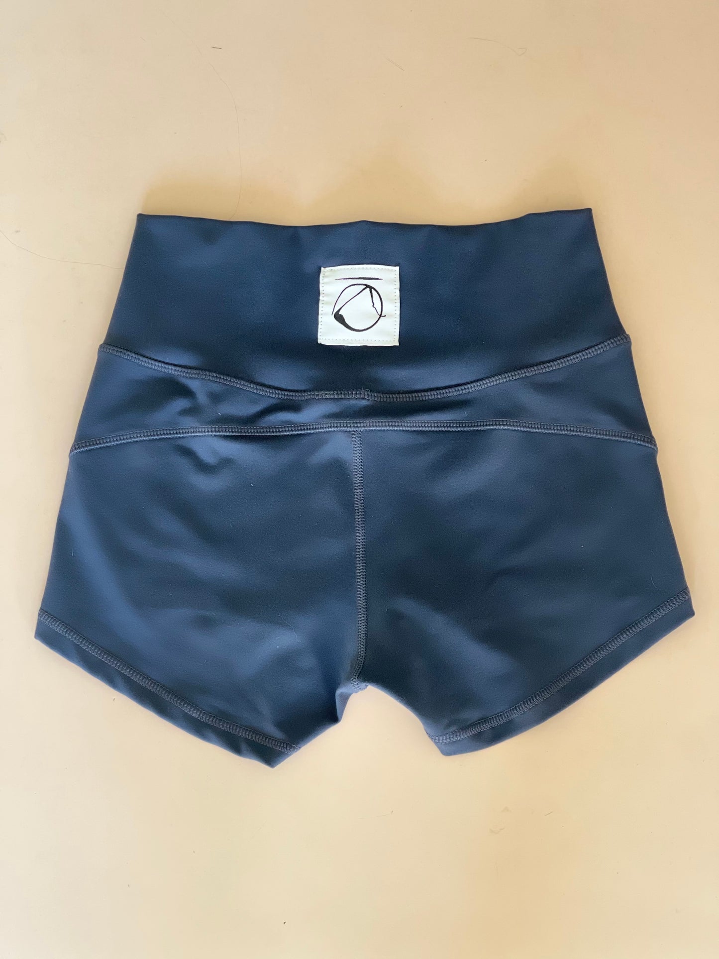 Manō yoga shorts