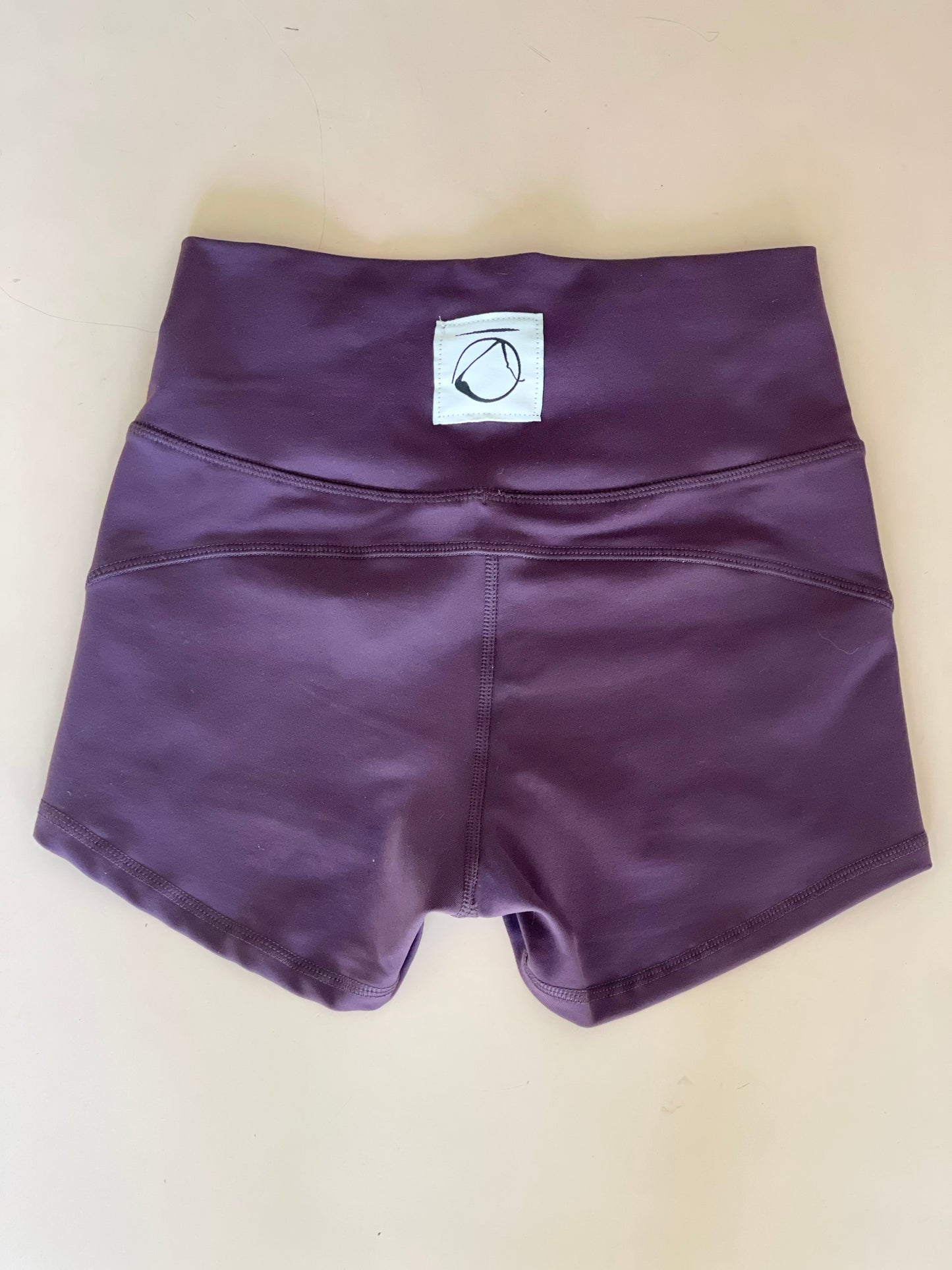 Manō yoga shorts